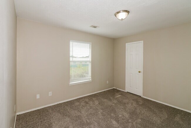 Building Photo - 3923 Rolling Springs Ln