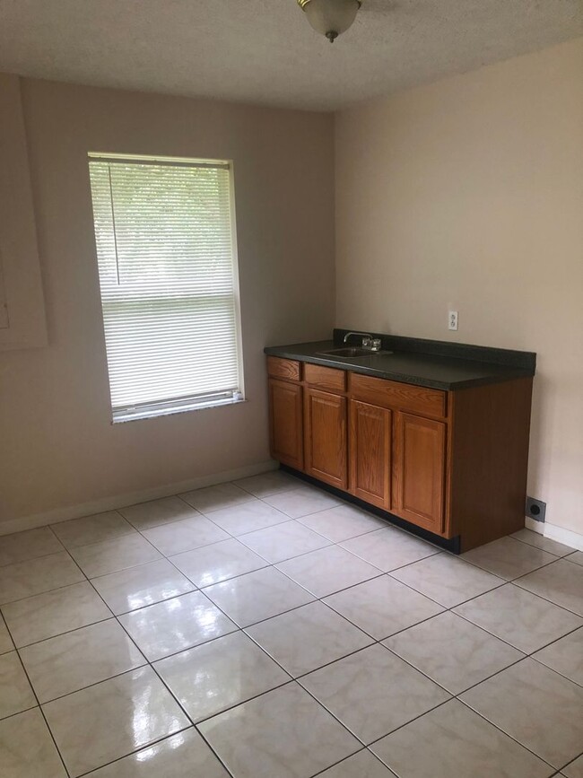 Building Photo - East of U.S.One 4 bedroom 3 bath
