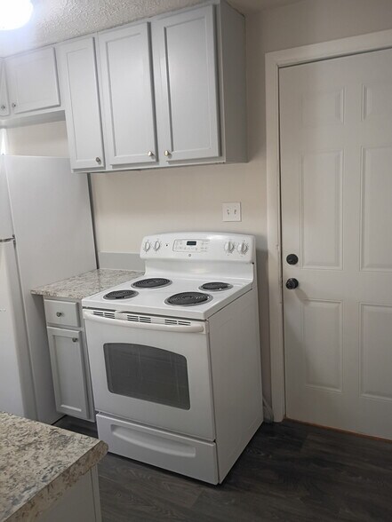 Building Photo - 106 N Mitchner Ave