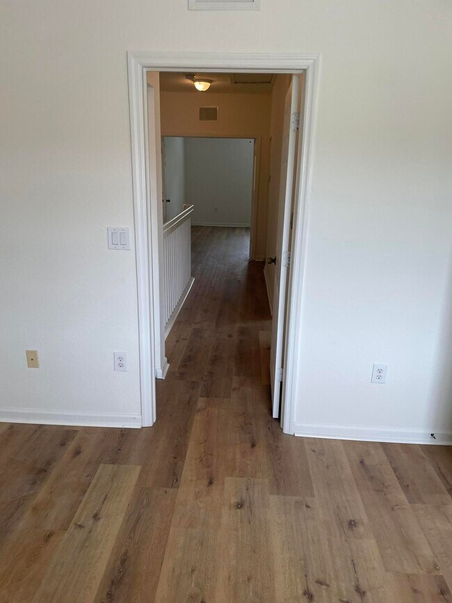 Building Photo - 5051 SE Mariner Garden Cir