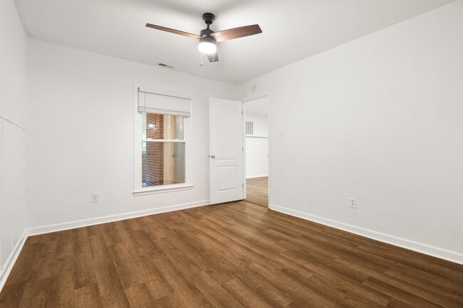 Building Photo - Recently renovated condo near Crabtree!