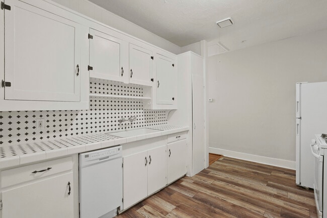 Building Photo - 5930 Velasco Ave
