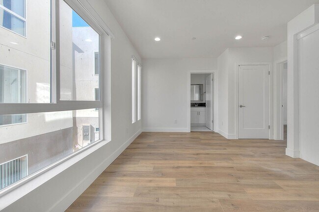 Building Photo - Luxury 2 & 4 Bed Townhomes in NoHo!