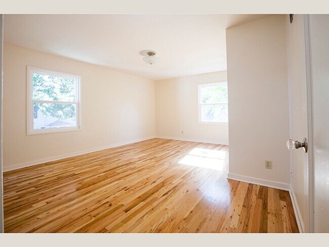 Building Photo - Retro Townhome in Beautiful Serene Setting!