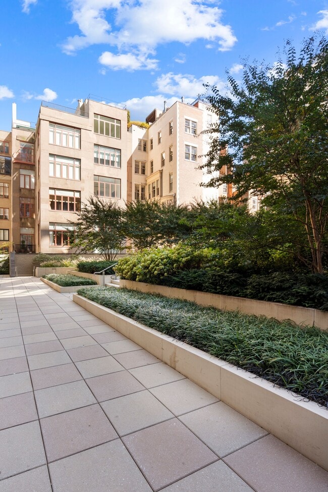 Building Photo - 4 E 62nd St