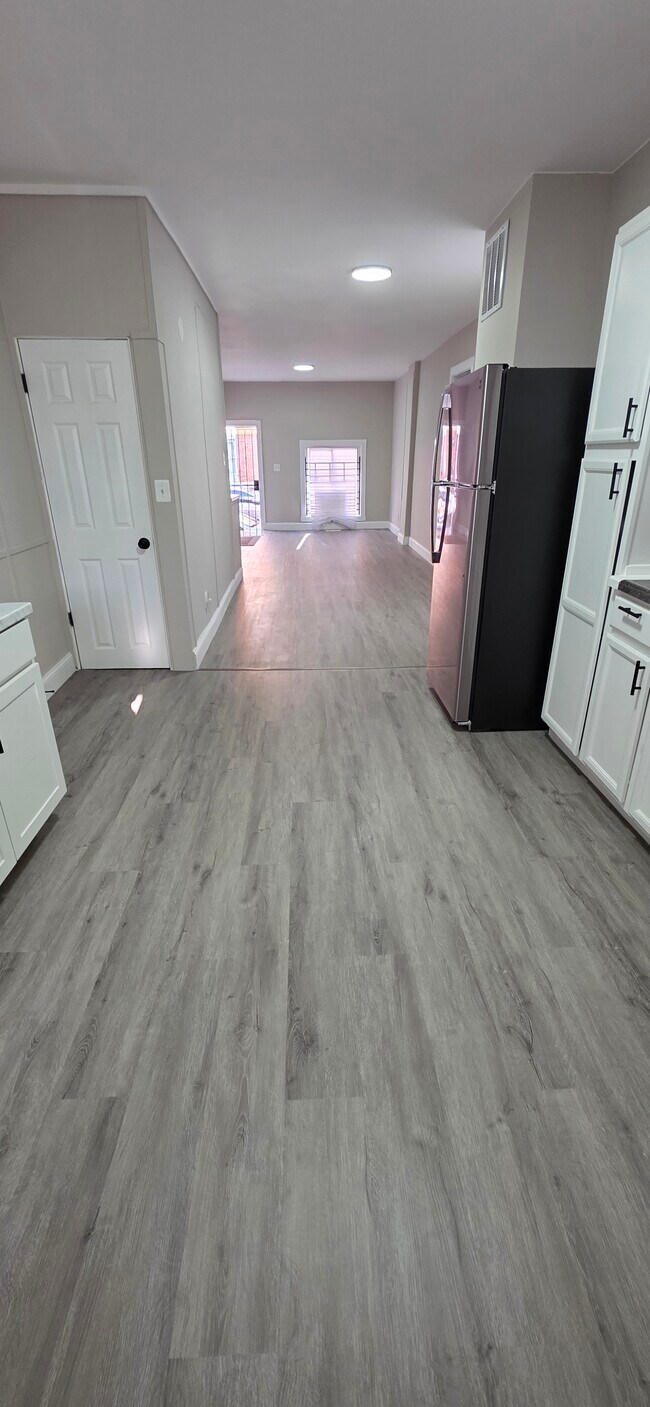 Building Photo - 700 N Streeper St