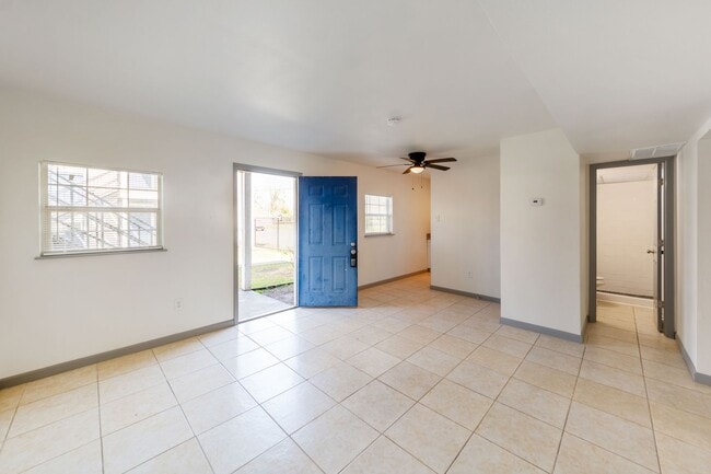 Building Photo - 1800 N Wayside Dr