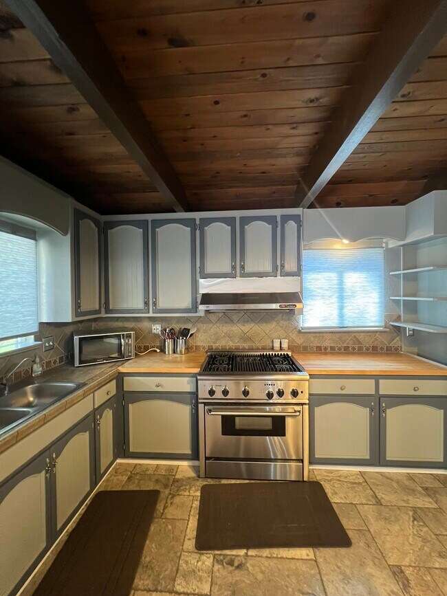 Building Photo - 933 Edgewood Cir