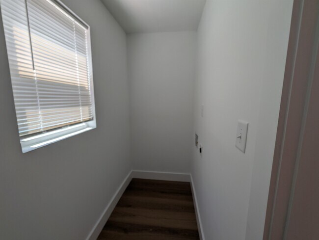 Building Photo - 2201 Livingston Ln