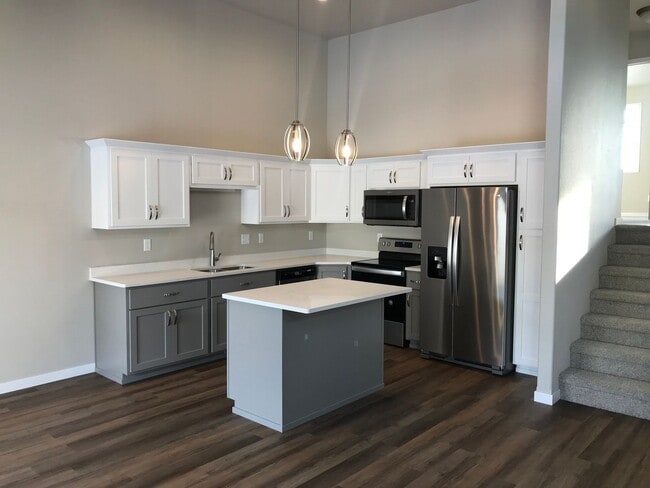 Building Photo - 3 Bed 3 Bath Twin Home