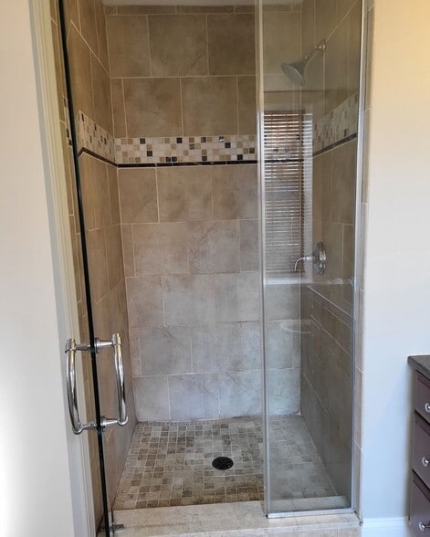 shower - 718 N Stokes St