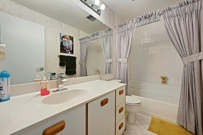 Building Photo - 10 Fourwood Ct