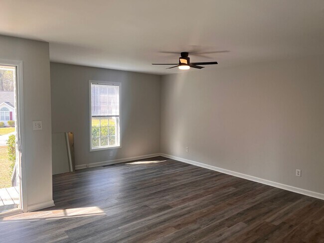 Building Photo - 3 bedroom 2 bath single family home. Fresh paint, new floors