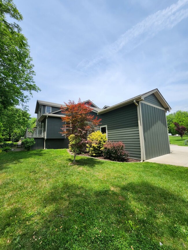 Building Photo - Beautiful East Asheville Long Term Rental ...