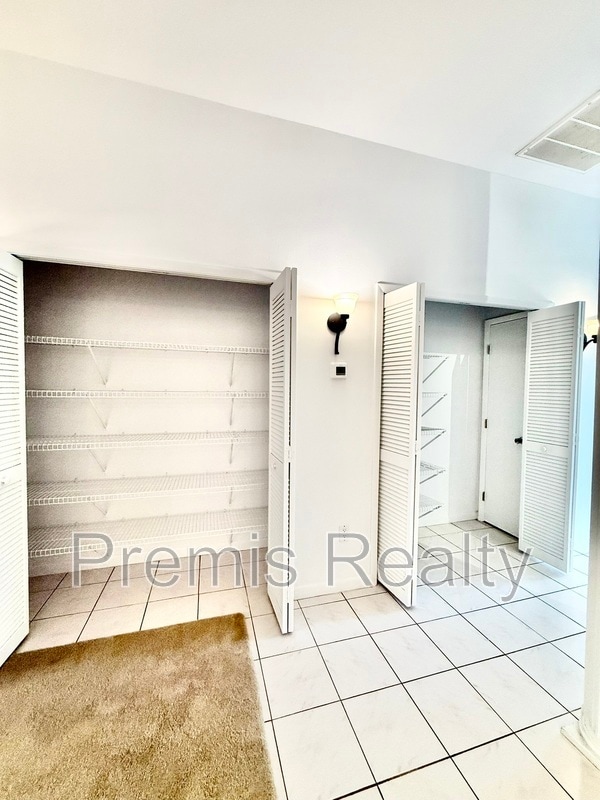 Building Photo - 642 Weathersfield Dr