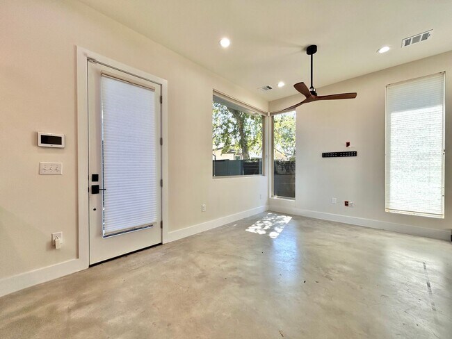 Building Photo - Spacious 2/BR 2.5/BA Modern Home with Abun...