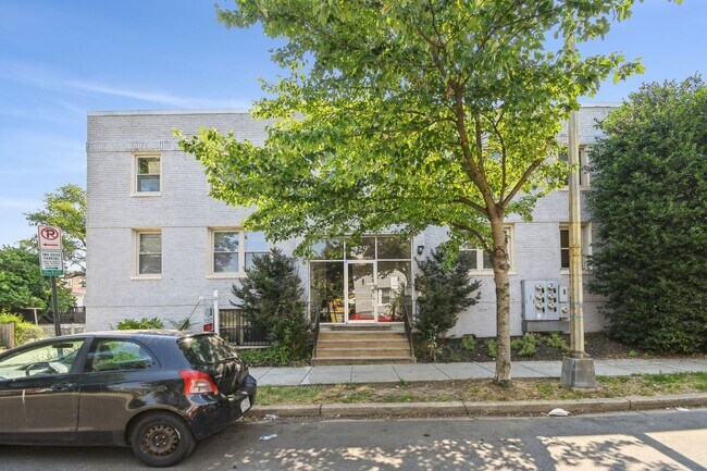 Building Photo - Available Now! 2 Level, 2 Bedroom Condo in Hill East!