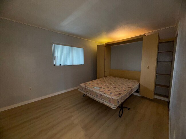 Building Photo - Stunning 8th floor Riverfront Condo