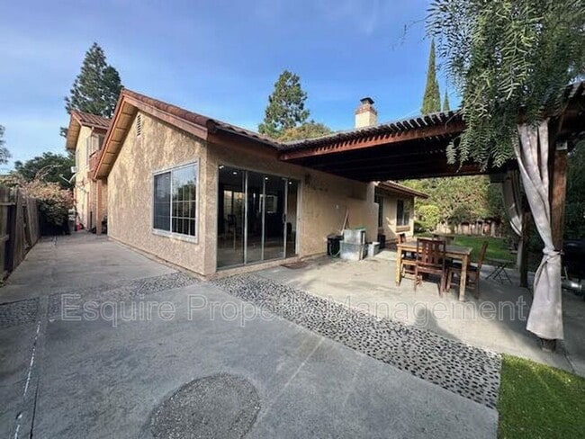 Building Photo - 1038 Green Lawn Ave