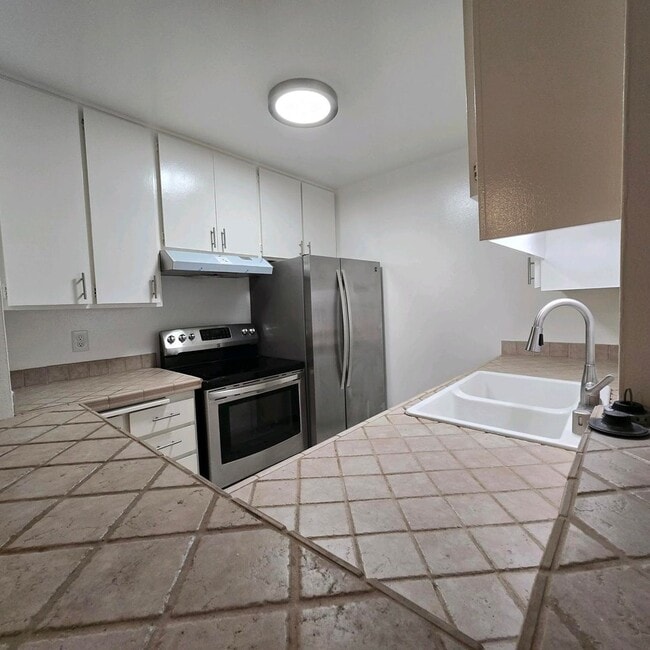 Building Photo - Playa Del Rey 1 bedroom apartment in Large outdoor community