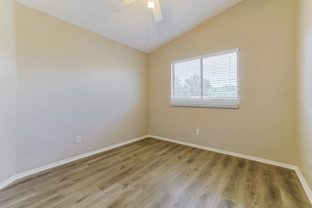 Building Photo - 548 E Cathy Dr