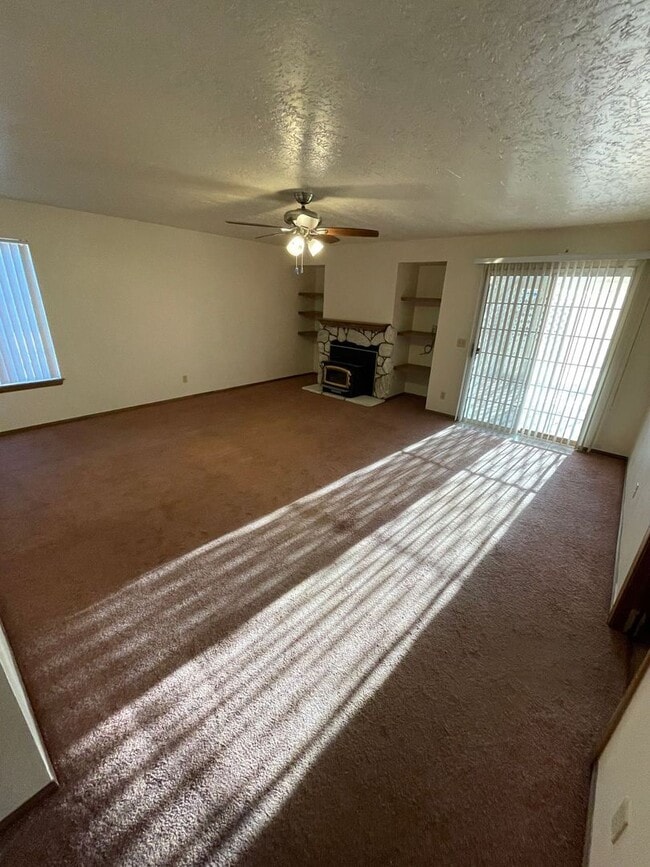 Building Photo - 4 BEDROOM APPLE VALLEY HOME