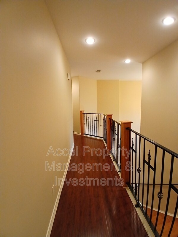 Building Photo - 2423 W Hampton Ave