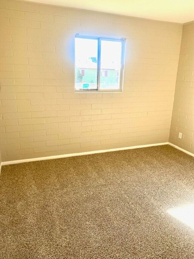 Building Photo - Great 4 Bedroom Home, Location, location!