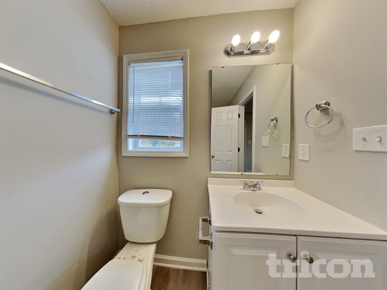 Building Photo - 1037 Cove Cir