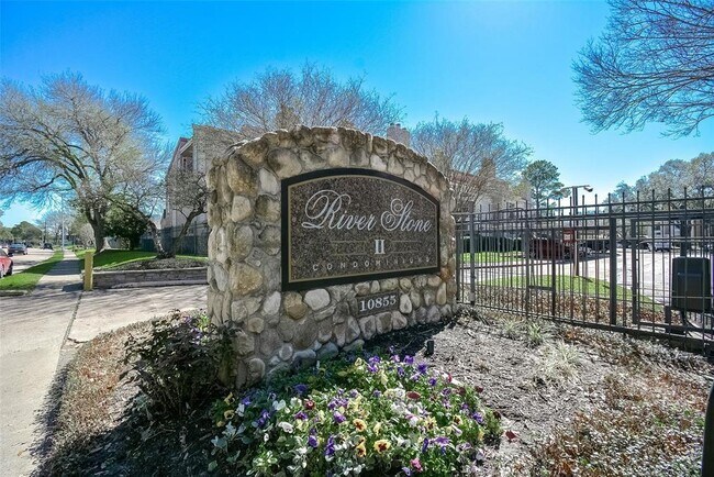 Building Photo - 10855 Meadowglen Ln