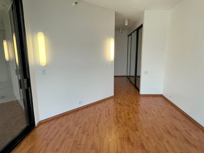 Building Photo - Penthouse Unit in Downtown Honolulu – 2 Be...