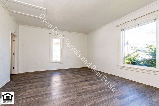 Building Photo - 603 N Van Buren St