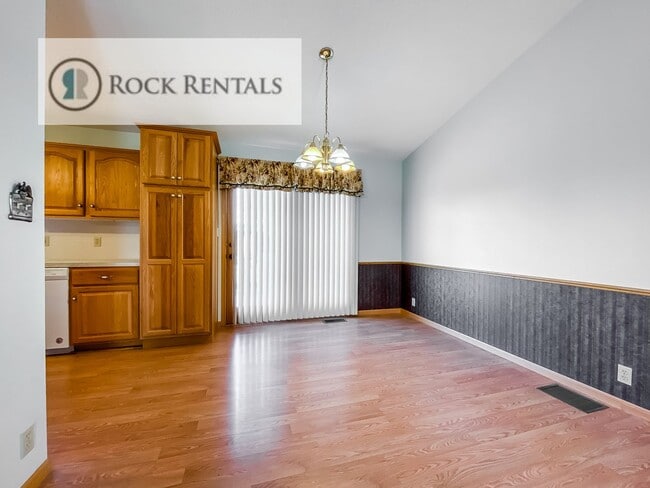 Building Photo - 14 Des Moines Ave