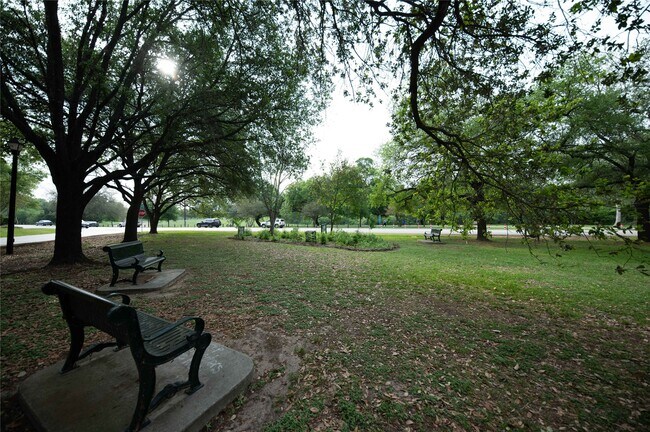 Primary Photo - 1880 White Oak Dr