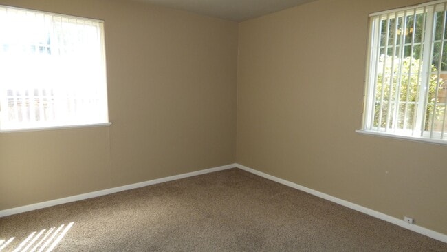 Building Photo - 2 bedroom 1 bathroom Home
