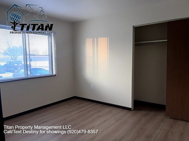 Building Photo - 200 E Morning Glory Dr