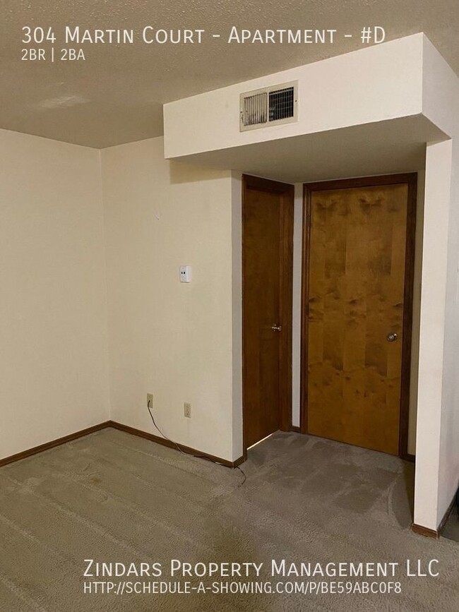 Building Photo - Updated bilevel 2 bedroom 1.5 bath townhou...