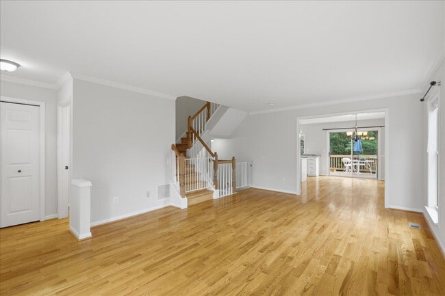 Building Photo - Updated 3BR End-Unit Townhome in Ashburn Farm