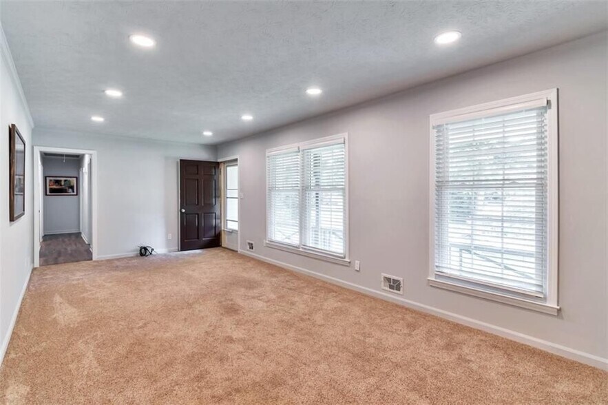 Building Photo - 759 Glen Cir SW