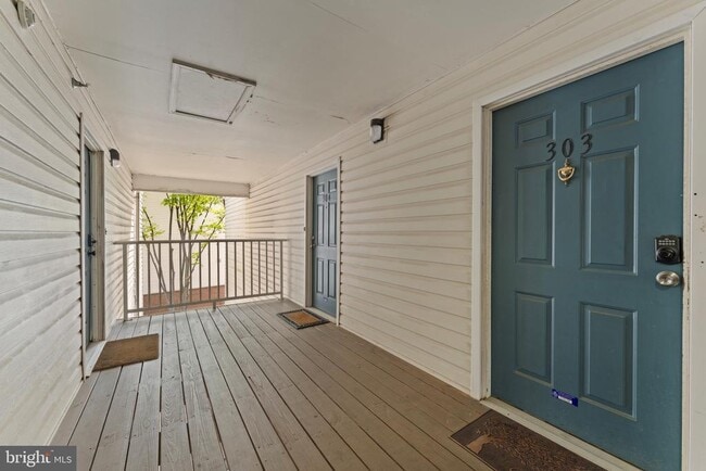 Building Photo - 8951 Town Center Cir