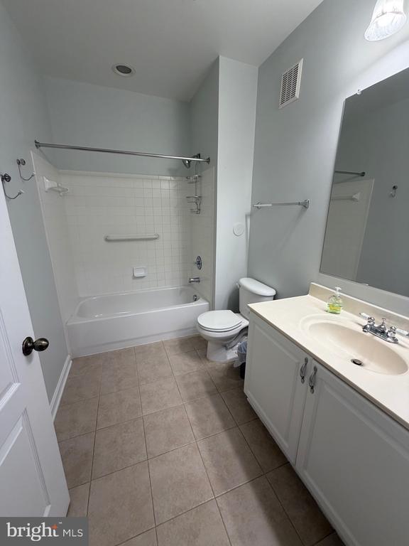 Building Photo - 400 Symphony Cir