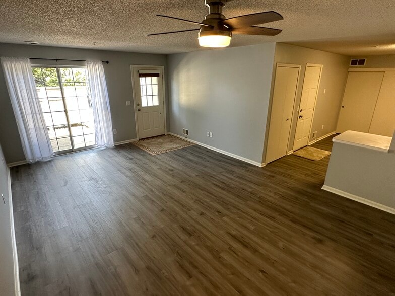 Building Photo - 10802 Lexington Dr