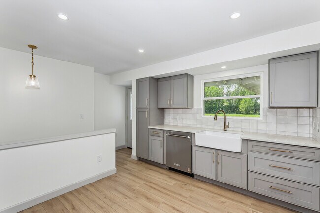 Building Photo - 2243 N Lynnwood Dr