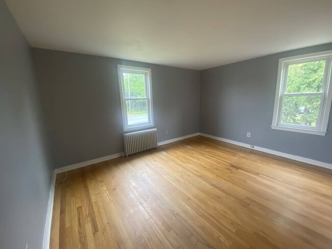 Building Photo - 325 Kenwood Ave