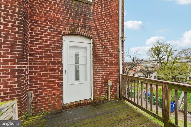 Building Photo - 800 Stoll St