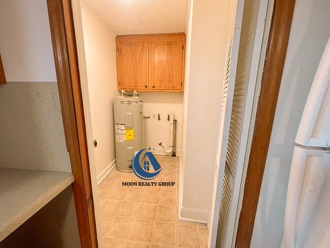 Building Photo - 710 E Chestnut St