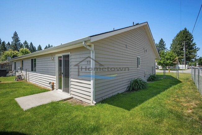 Building Photo - Two-Bed, Two-Bath Duplex with Garage in Co...