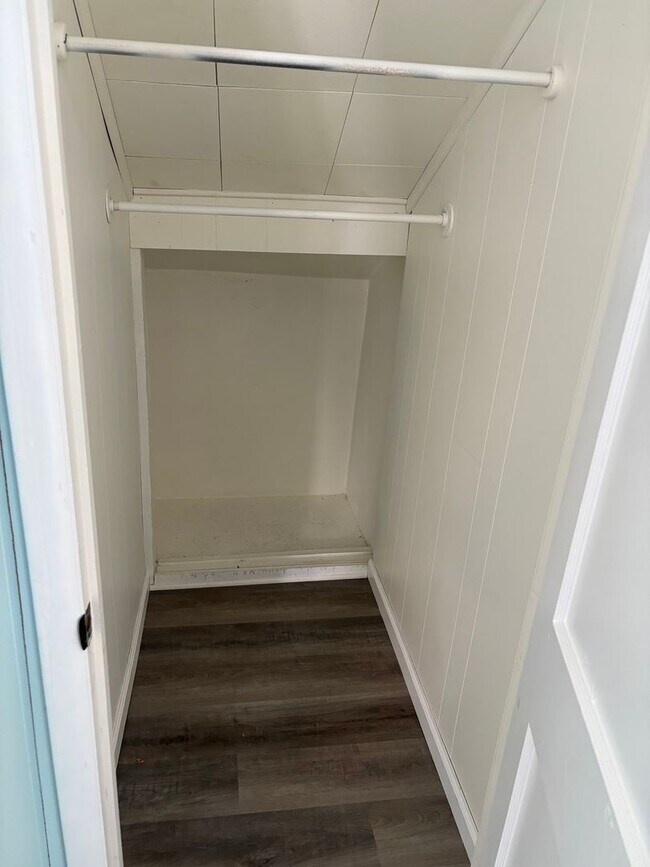 Building Photo - Dallastown SD, Cozy 2 Bedroom/1 Bath 2nd Floor Apartment