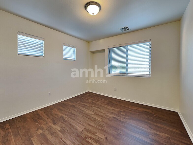 Building Photo - 6208 S 52nd Dr