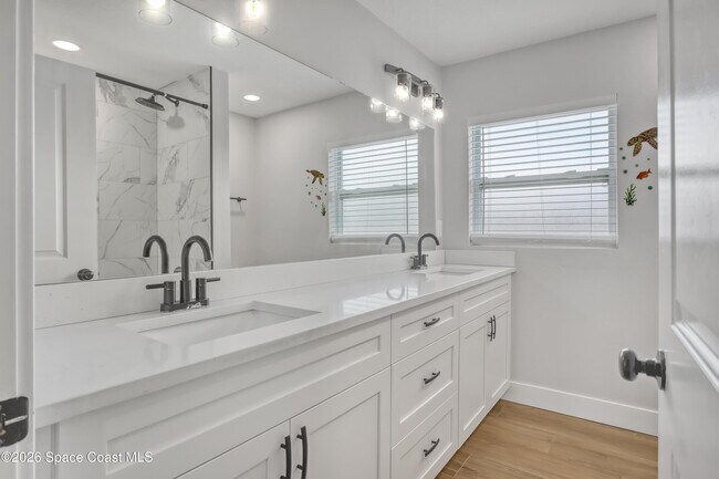Building Photo - 580 Pine Tree Dr